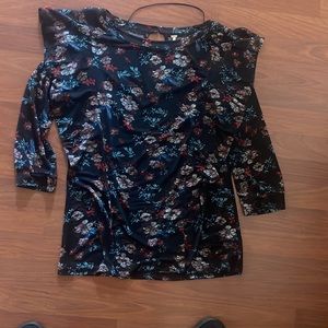 Very beautiful blouse, with frills on the shoulders